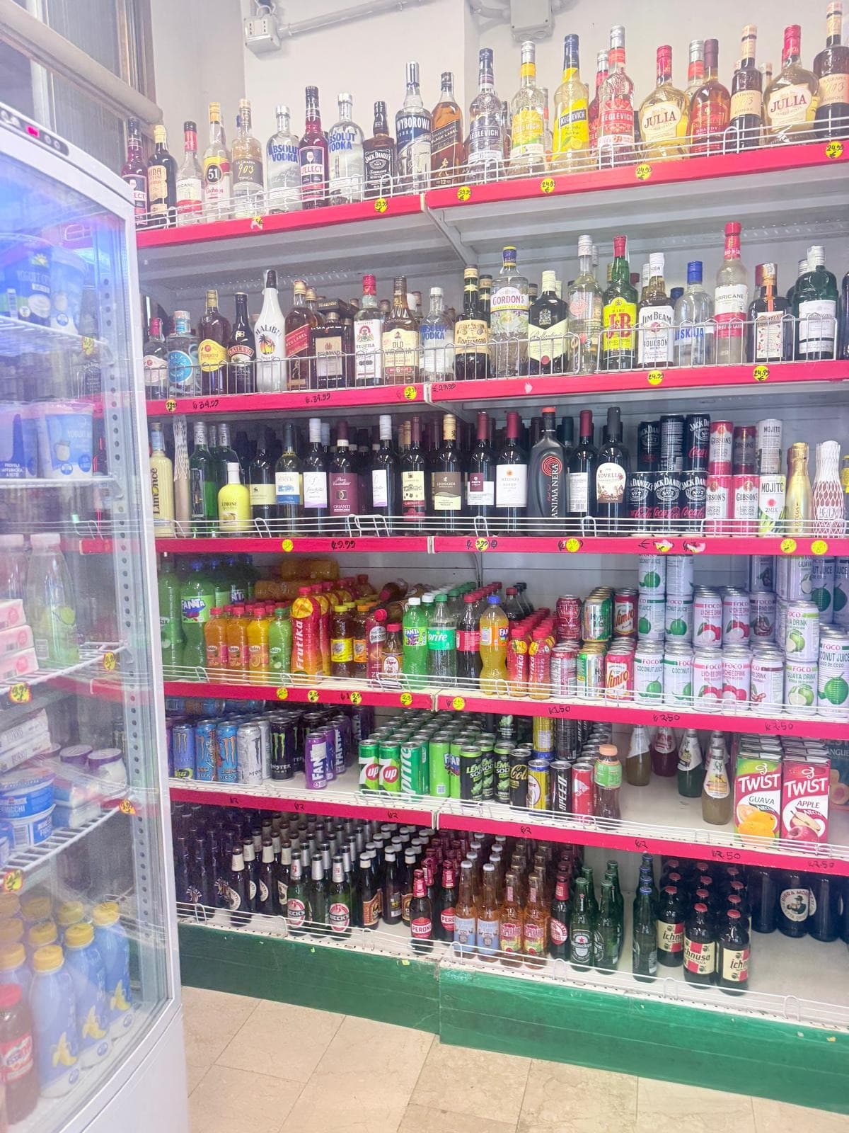 Venice Mini Market Chilled Wall & Spirits